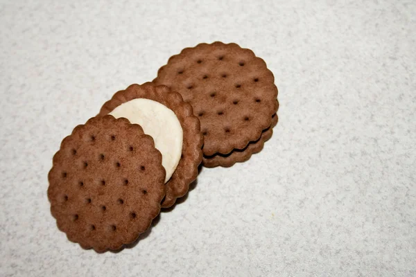白のテクスチャ背景に充填チョコレート クッキー — ストック写真