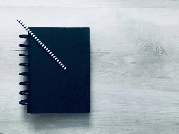 Cuaderno Negro Con Lápiz Sobre Fondo Textural Útiles Escolares —  Fotos de Stock