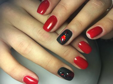 moda kırmızı manikür stil siyah tasarım sıvı taşlar