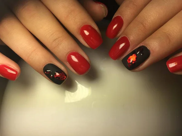 Manicura roja de moda elegante diseño negro piedras líquidas — Foto de Stock