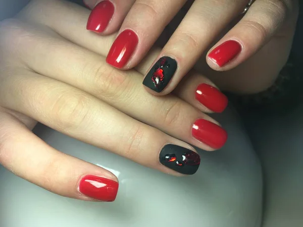 Manicura roja de moda elegante diseño negro piedras líquidas —  Fotos de Stock