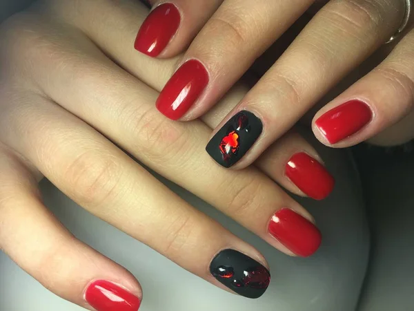 Modny czerwony manicure stylowy czarny design płynne kamienie — Zdjęcie stockowe