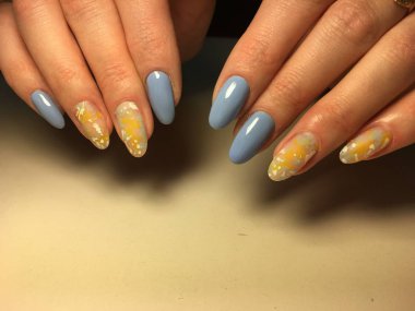 moda mavi manikür stili sarı tasarım