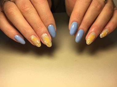 moda mavi manikür stili sarı tasarım