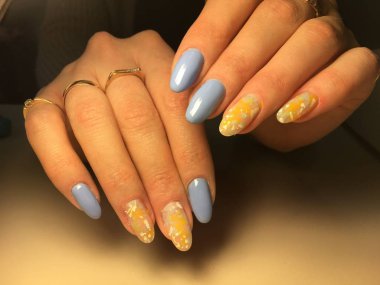 moda mavi manikür stili sarı tasarım
