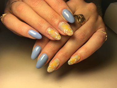 moda mavi manikür stili sarı tasarım damlaları