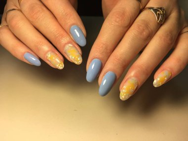 moda mavi manikür stili sarı tasarım damlaları