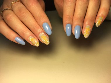 moda mavi manikür stili sarı tasarım damlaları