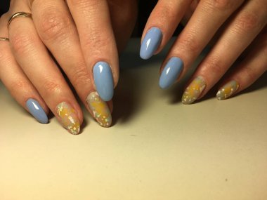 moda mavi manikür stili sarı tasarım damlaları