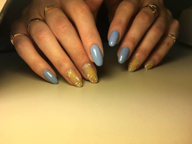 moda mavi manikür stili sarı tasarım damlaları