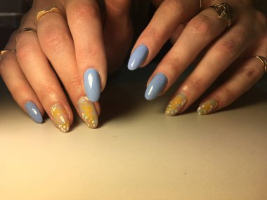 moda mavi manikür stili sarı tasarım damlaları