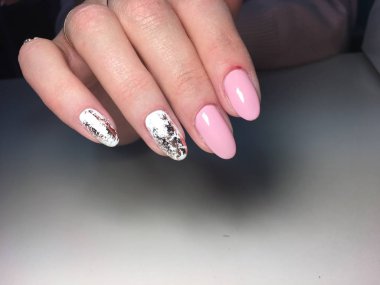 Dokusal arka planda moda pembe manikür