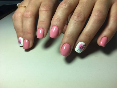 Dokusal arka planda moda pembe manikür