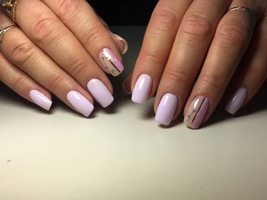 tasarım ile dokusal bir arka plan üzerinde moda leylak manikür