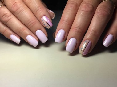 tasarım ile dokusal bir arka plan üzerinde moda leylak manikür