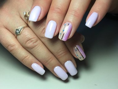 tasarım ile dokusal bir arka plan üzerinde moda leylak manikür