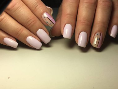 tasarım ile dokusal bir arka plan üzerinde moda leylak manikür