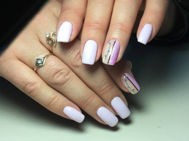 tasarım ile dokusal bir arka plan üzerinde moda leylak manikür