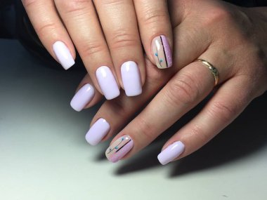 tasarım ile dokusal bir arka plan üzerinde moda leylak manikür