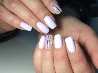 tasarım ile dokusal bir arka plan üzerinde moda leylak manikür