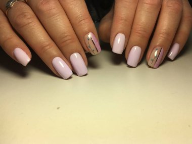 tasarım ile dokusal bir arka plan üzerinde moda leylak manikür