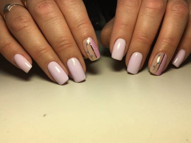 tasarım ile dokusal bir arka plan üzerinde moda leylak manikür