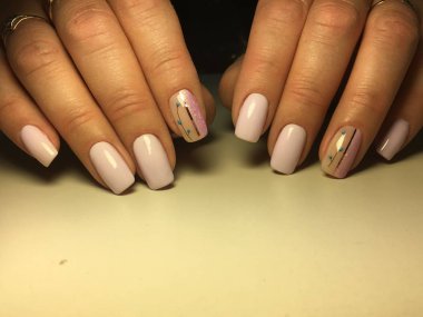 tasarım ile dokusal bir arka plan üzerinde moda leylak manikür