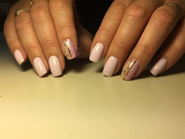 tasarım ile dokusal bir arka plan üzerinde moda leylak manikür