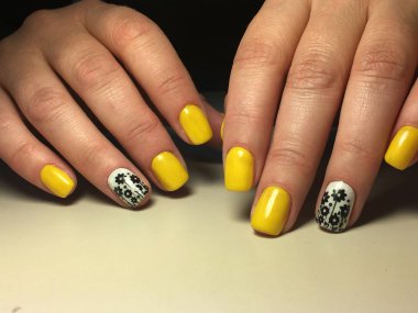 bir tasarım ile dokusal bir arka plan üzerinde trendy sarı manikür