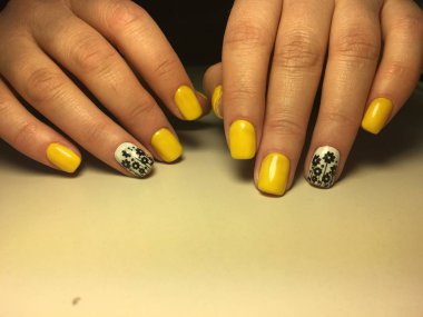 bir tasarım ile dokusal bir arka plan üzerinde trendy sarı manikür