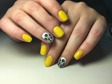 bir tasarım ile dokusal bir arka plan üzerinde trendy sarı manikür