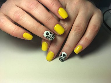 bir tasarım ile dokusal bir arka plan üzerinde trendy sarı manikür