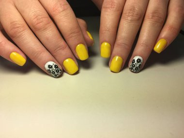 bir tasarım ile dokusal bir arka plan üzerinde trendy sarı manikür