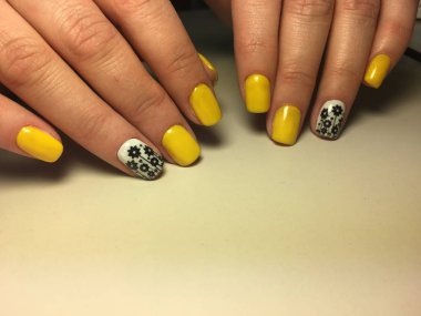 bir tasarım ile dokusal bir arka plan üzerinde trendy sarı manikür