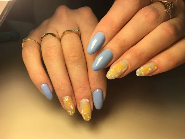 Modny niebieski manicure stylowy żółty design — Zdjęcie stockowe