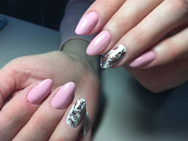 Mode roze manicure stijlvolle goud folie design — Stockfoto