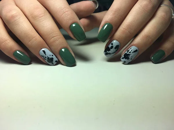 Trendy groene manicure op een texturale — Stockfoto