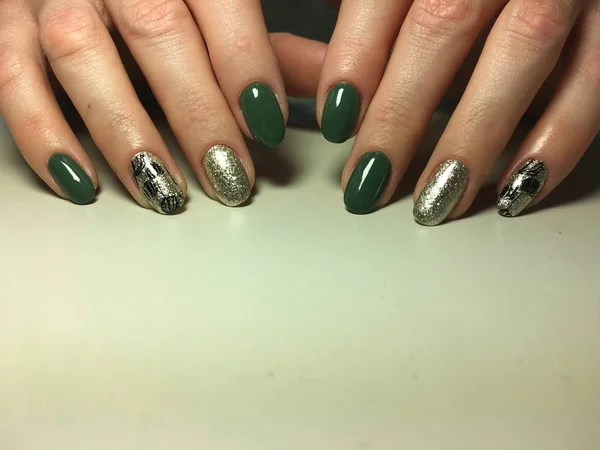 Modny zielony manicure na teksturze — Zdjęcie stockowe