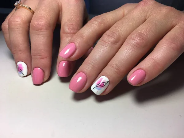 Moda różowy manicure na tle tekstury — Zdjęcie stockowe