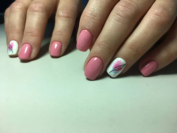 Fashion pink manicure op een texturale achtergrond — Stockfoto