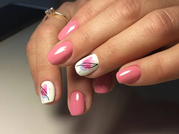 Fashion pink manicure op een texturale achtergrond — Stockfoto