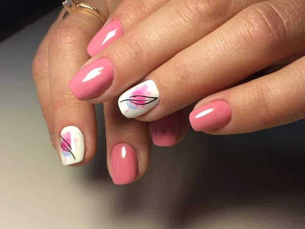 Moda manicure rosa su uno sfondo materico — Foto Stock
