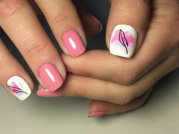 Manicura rosa de moda sobre un fondo textural —  Fotos de Stock