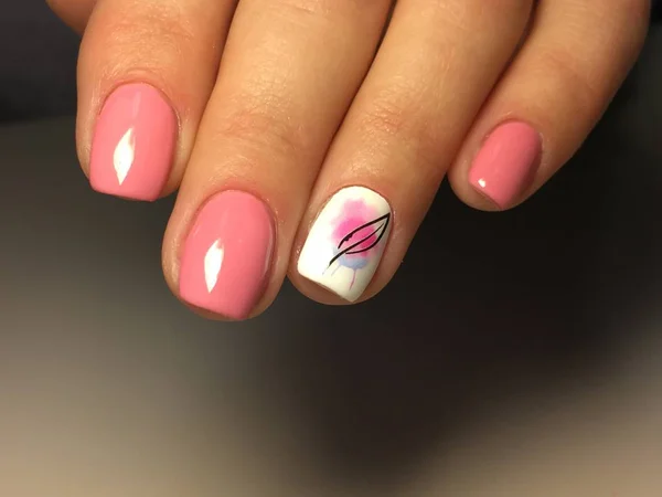 Moda manicure rosa em um fundo textural — Fotografia de Stock