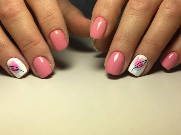 Moda różowy manicure na tle tekstury — Zdjęcie stockowe