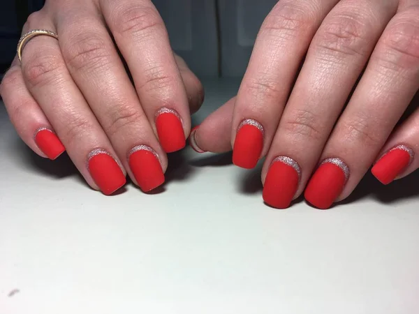 Modny czerwony matowy manicure na tle tekstury ze srebrem — Zdjęcie stockowe