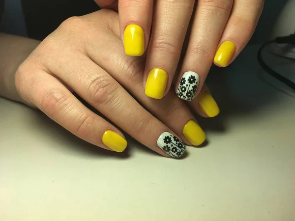 Bir tasarım ile dokusal bir arka plan üzerinde trendy sarı manikür — Stok fotoğraf