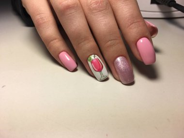 Tasarım ile dokusal bir arka plan üzerinde Moda pembe manikür