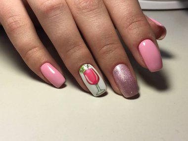 Tasarım ile dokusal bir arka plan üzerinde Moda pembe manikür