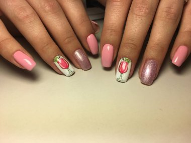 Tasarım ile dokusal bir arka plan üzerinde Moda pembe manikür